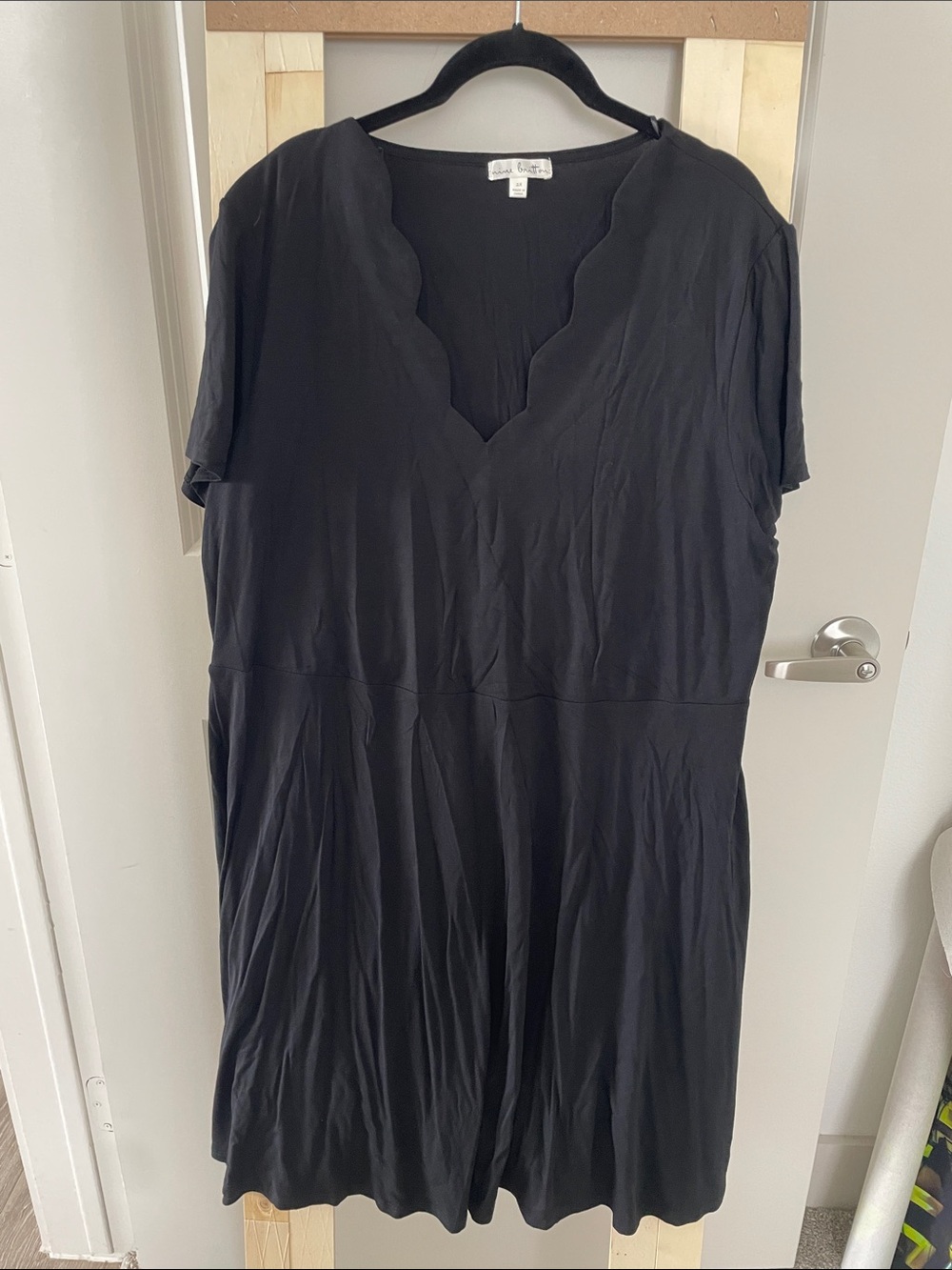 nine britton Black Scallop V-Neck Midi Dress